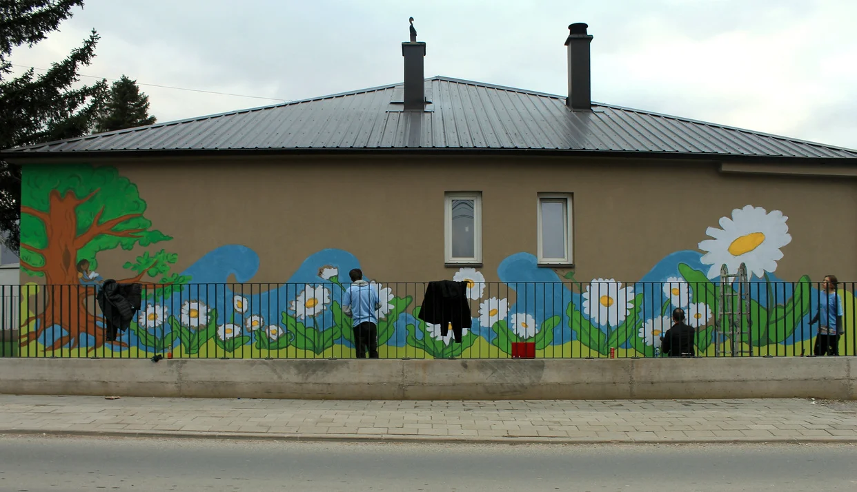 Community mural created through Comm’ON Ground in Doganaj